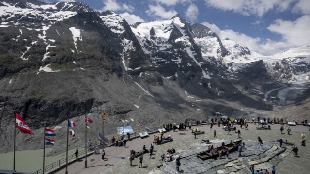 La vue sur la fonte du glacier de Pasterze qui s'élève à 2 369 mètres d'altitude, et sur le plus haut sommet d'Autriche. Crédit photo: JOE KLAMAR / AFP