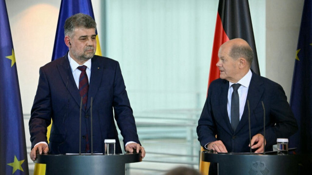 Le premier ministre de Roumanie, Marcel Ciolacu (G) et le chancelier fédéral d'Allemagne, Olaf Scholz (D). Crédit photo: TOBIAS SCHWARZ / AFP
