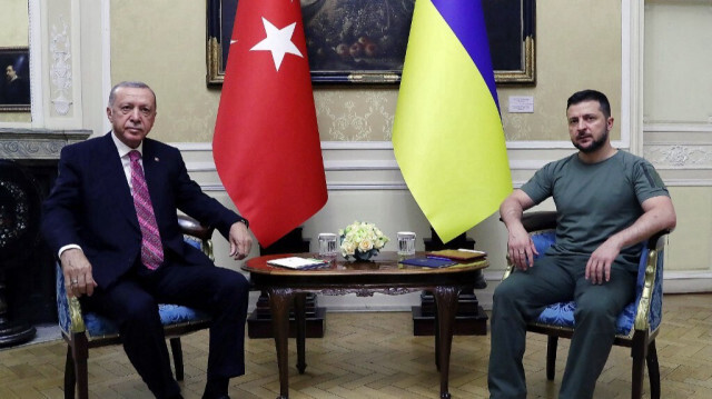 Le président de la République de Türkiye, Recep Tayyip Erdoğan (G) et son homologue ukrainien, Volodymyr Zelensky (D). Crédit photo: HANDOUT / TURKISH PRESIDENTIAL PRESS SERVICE / AFP