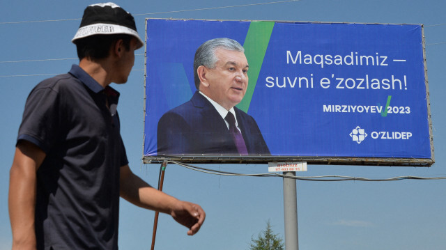 Un panneau d'affichage de campagne du président sortant et du candidat à la présidence de l'Ouzbékistan, Shavkat Mirziyoyev, à Krasnogorsk, à quelque 60 km de Tachkent, le 8 juillet 2023. Crédit Photo: VYACHESLAV OSELEDKO / AFP

