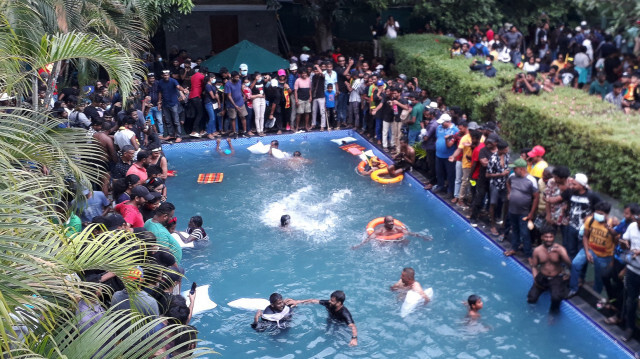 Des manifestants qui réclamait la démission du président sri-lankais Gotabaya Rajapaksa se baignant dans une piscine située dans l'enceinte du palais présidentiel du Sri Lanka, à Colombo, le 9 juillet 2022. Crédit Photo: AFP
