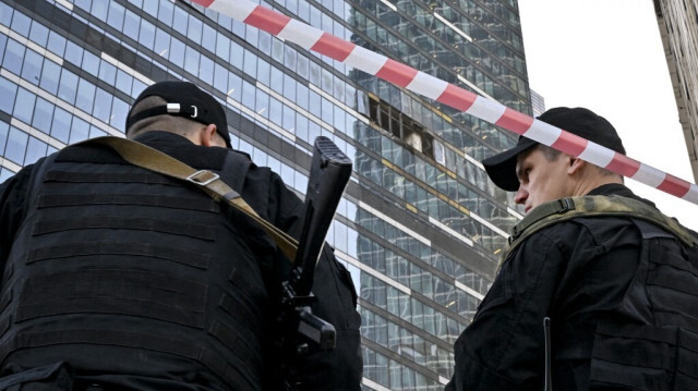 Des policiers bloquent la zone autour de l'immeuble de bureaux endommagé du Centre d'affaires international de Moscou (Moskva City) à la suite d'une attaque de drone signalée à Moscou le 1er août 2023. Crédit photo: ALEXANDER NEMENOV / AFP
