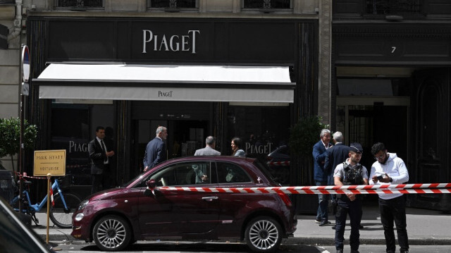 Des rubans de police délimitent l'entrée de la bijouterie de luxe Piaget, à la suite d'un vol à Paris, le 1er août 2023. Crédit photo: STEFANO RELLANDINI / AFP
