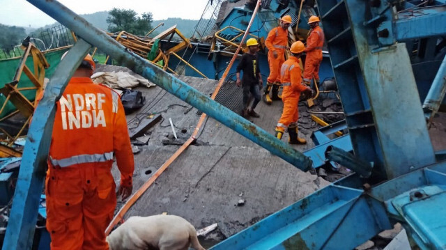 La Force nationale d’intervention en cas de catastrophe (NDRF) montre des membres qui inspectent le site où une grue s’est effondrée en Inde. Crédit photo: INDIA'S NATIONAL DISASTER RESPONSE FORCE (NDRF) / AFP