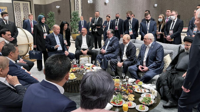 Arşiv - Cumhurbaşkanı Erdoğan'ın Şanghay İşbirliği Örgütü 22'nci Devlet Başkanları Zirvesi'ne katılmak üzere geldiği Semerkant'ta liderlerle sohbet ettiği anlara ilişkin fotoğraf gündeme damga vurmuştu.
