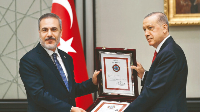 Erdoğan, ayrıca, emekliye sevk edilen komutanlara hediye verdi.