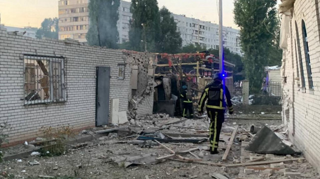 Des sauveteurs travaillant à l'extérieur d'une église endommagée suite aux frappes de missile russe à Zaporijjia, en Ukraine. Crédit photo: HANDOUT / UKRAINIAN EMERGENCY SERVICE / AFP
