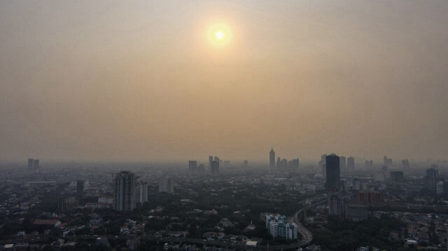 Une vue aérienne montre la ligne d'horizon avec une mauvaise qualité de l'air à Jakarta en Indonésie. Crédit photo: BAY ISMOYO / AFP