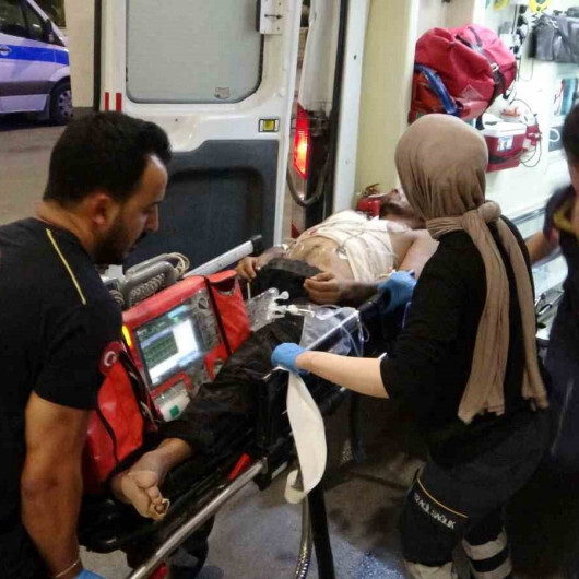Evinde oturduğu sırada vurularak ağır yaralandı