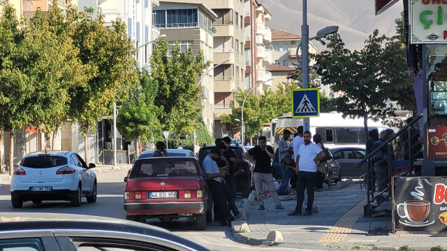 Les citoyens sont descendus dans les rues après les deux séismes qui ont frappé la province de Malatya, dans l'est de la Türkiye. Crédit photo: AA