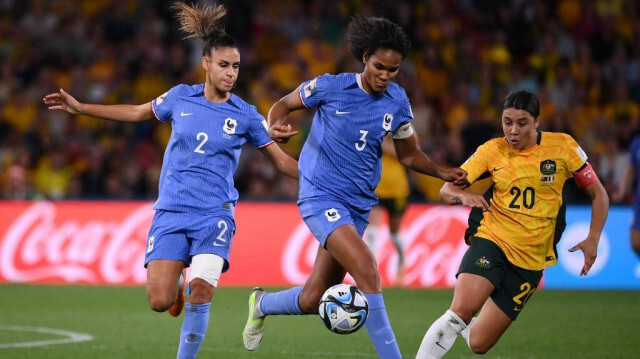 La défenseuse française n°03 Wendie Renard et l'attaquante australienne n°20 Sam Kerr. Crédit photo: FRANCK FIFE / AFP