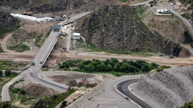 Un point de contrôle azerbaïdjanais à l'entrée du corridor de Lachin. Crédit photo: Karen MINASYAN / AFP