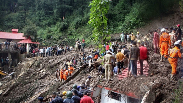 Glissement de terrain et effondrement d'un temple en raison de fortes pluies à Shimla. Crédit photo: AFP
