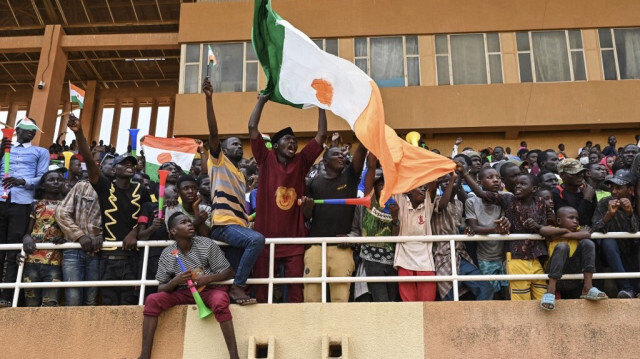 Les partisans applaudissent depuis les gradins alors que les artistes se produisent lors d'un concert de soutien au Conseil national du Niger pour la sauvegarde de la patrie (CNSP). Crédit photo: AFP