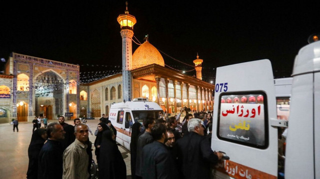 Le personnel d'urgence transporte les blessés à la suite d'une attaque au mausolée de Shah Cheragh a Shiraz en Iran. Crédit photo: MOHAMMADREZA DEHDARI / ISNA / AFP