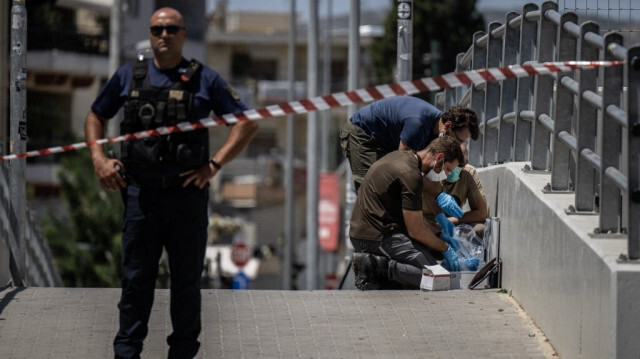 Des experts de la police grecque recherchant des preuves devant l'Arena de l'AEK Athènes, le 8 août 2023. Crédit photo: ANGELOS TZORTZINIS / AFP
