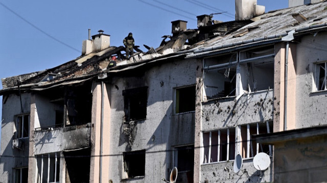 Les secouristes examinent le toit d'un immeuble résidentiel endommagé après un tir de missile sur Lviv, en Ukraine, le 15 août 2023. Crédit photo: GENYA SAVILOV / AFP
