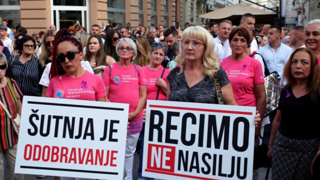 Des manifestants brandissant des pancartes portant des messages tels "Disons non à la violence", "Le silence, c'est l'approbation", lors de la marche à Sarajevo, le 14 août 2023.
Crédit photo: ELVIS BARUKCIC / AFP
