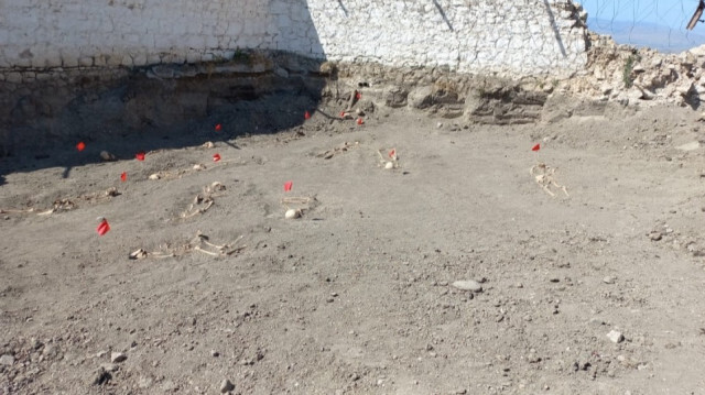 В результате раскопок, проведенных с 1 по 15 августа, на территории шушинской тюрьмы были обнаружены останки предположительно 17 человек.