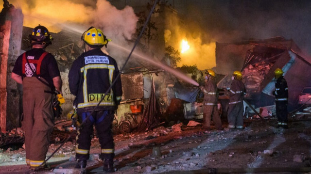 Des pompiers s'efforcent d'éteindre un incendie après une explosion dans un établissement commercial à San Cristobal, en République dominicaine, le 14 août 2023. Crédit photo:  AFP