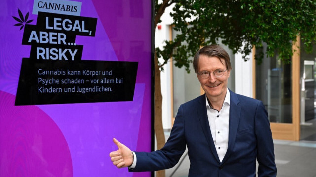 Le ministre allemand de la santé, Karl Lauterbach, devant une affiche sur la légalisation du cannabis, à Berlin, le 16 août 2023. Crédit photo: TOBIAS SCHWARZ / AFP
