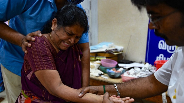 La pratique traditionnelle de mise en os dans un centre de santé de Chennai( Inde). Crédit photo: R. Satish BABU / AFP