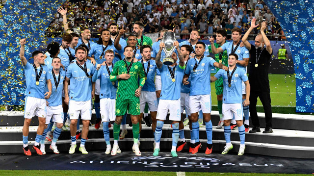Manchester City'nin Sevilla'yı yenmesinin ardından düzenlenen kupa töreni.