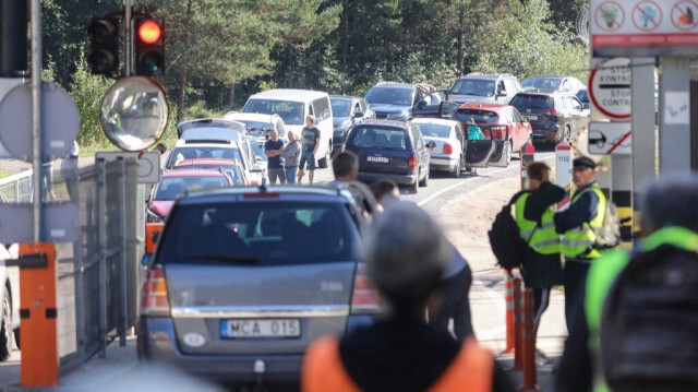 La file d'attente des voitures à la frontière de Šumskas entre la Lituanie et la Biélorussie, le 12 août 2023. Crédit photo: PETRAS MALUKAS / AFP
