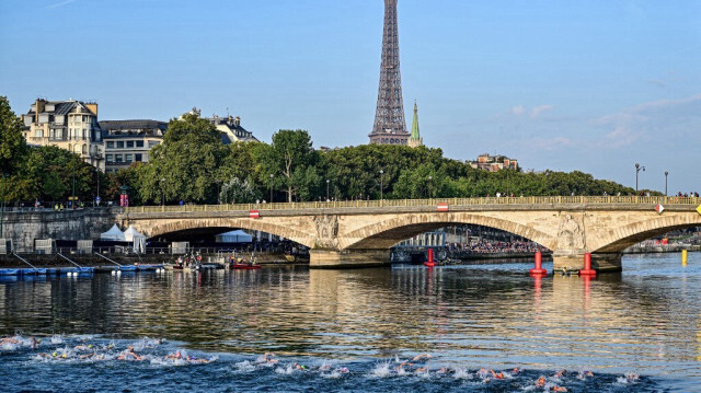 Des athlètes nagent dans la Seine lors d'une compétition test de triathlon féminin pour les Jeux Olympiques de 2024 à Paris, le 17 août 2023. Crédit photo: MIGUEL MEDINA / AFP
