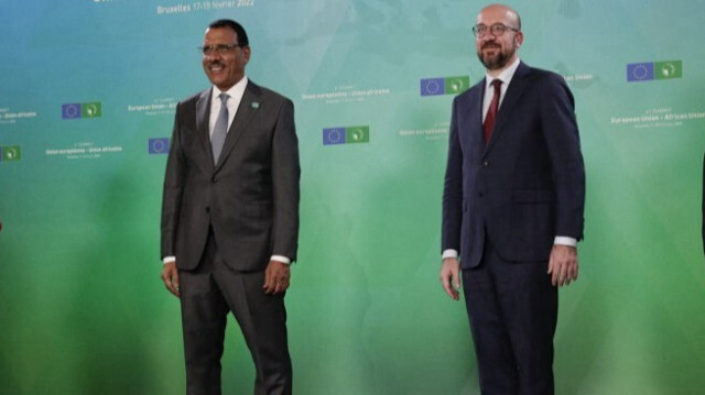 Le président du Niger, Mohamed Bazoum et le président du Conseil européen, Charles Michel. Crédit photo: Olivier HOSLET / POOL / AFP