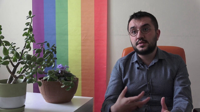  LGBT'li 'yazar' Yıldız Tar çocukların cinsiyet değiştirmesini savunurken 'sünneti yasaklayın' çağrısında bulundu.