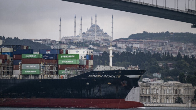 Le porte-conteneurs "Joseph Schulte", traversant le Bosphore à Istanbul, le 18 août 2023. Crédit photo: YASIN AKGÜL / AFP
