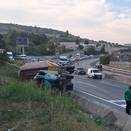 Virajı alamayan TIR menfeze devrildi: Araçtan fırlayarak beton zemine düşen sürücü hayatını kaybetti