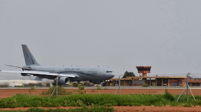 Un avion de l'armée française à l'aéroport international Diori-Hamani de Niamey au Niger. Crédit photo: Etat Major des Armées / AFP