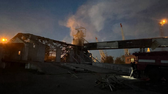 Un bâtiment endommagé dans le port ukrainien sur le Danube après une attaque de drone dans la région d'Odessa, le 2 août 2023. Crédit photo: HANDOUT / UKRAINIAN EMERGENCY SERVICE / AFP
