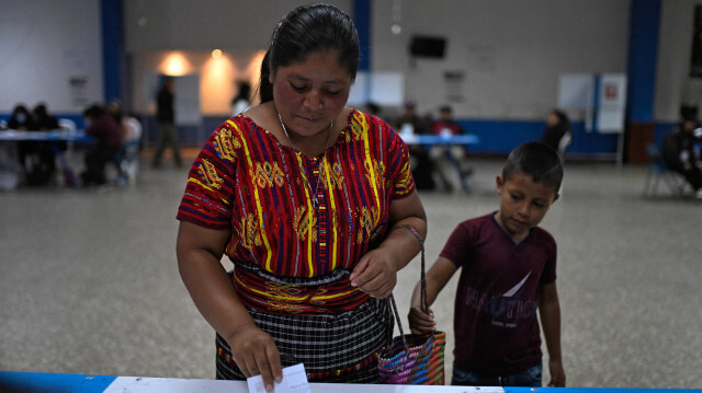 Une femme citoyenne votant dans un bureau de vote de la municipalité de San Juan Sacatepequez, lors du second tour de l'élection présidentielle guatémaltèque, le 20 août 2023. Crédit Photo: Luis Acosta / AFP

