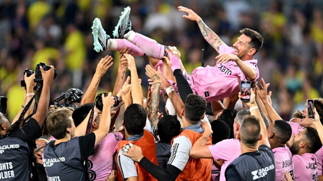 Ses coéquipiers brandissent l'attaquant argentin de l'Inter Miami, Lionel Messi, alors qu'ils célèbrent leur victoire en finale de la Coupe des Ligues contre le Nashville SC au Geodis Park de Nashville. Crédit photo: CHANDAN KHANNA / AFP
