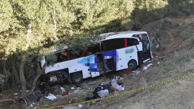 Le bus de passagers ayant perdu le contrôle et causé des morts et des blessés en Türkiye, le lundi 21 août 2023. Crédit photo: AGENCE DE PRESSE IHLAS