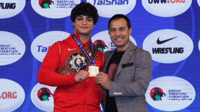 التركي "بربر" يحرز بطولة العالم للمصارعة تحت 20 سنة