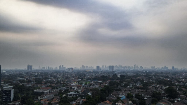 Des bâtiments et des maisons sous un ciel brumeux à Jakarta. Crédit photo: BAY ISMOYO / AFP