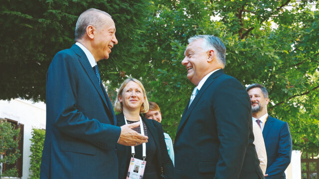 Macaristan’a günü birlik ziyaret düzenleyen Cumhurbaşkanı Erdoğan, Başbakan Viktor Orban tarafından sıcak bir şekilde karşılandı