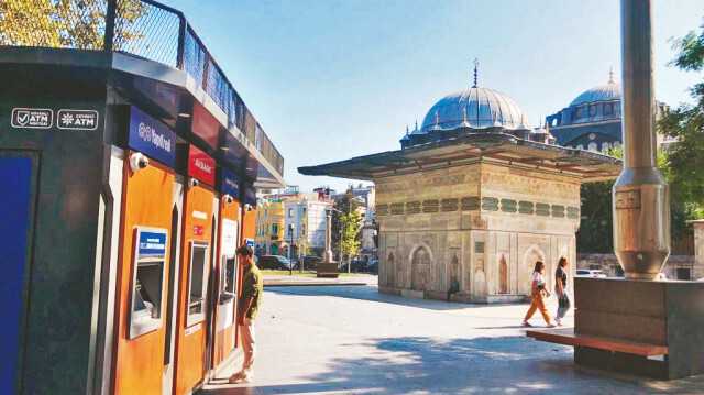 İBB cadde ve sokakların yanı sıra tarihi yerlerin ve heykellerin önlerini de ATM’lerle kapattı. 