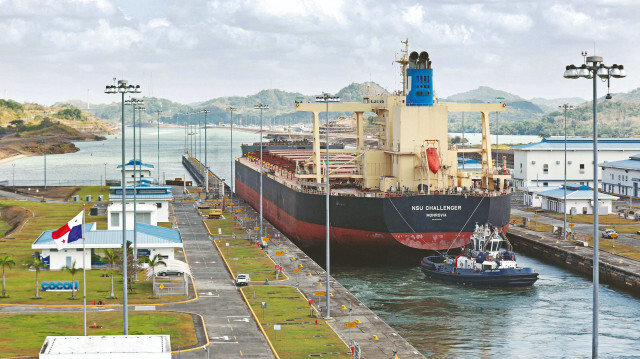 Tarihinin en büyük kuraklık krizini yaşayan Panama Kanalı’nda onlarca ticari geminin geçişi aksadı.
