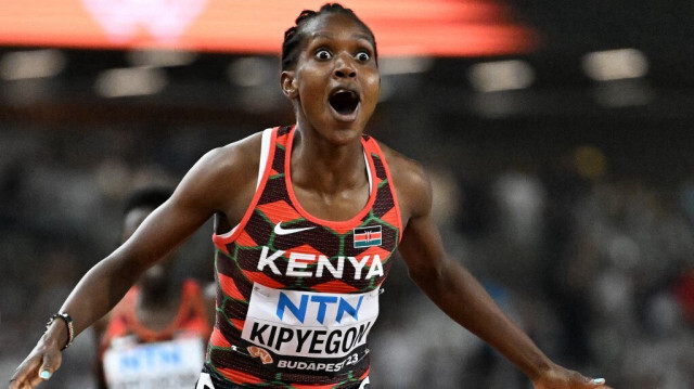 L'athlète kenyane Faith Kipyegon, vainqueure du 1500 mètres aux Mondiaux d'Athlétisme, à Budapest, le 22 août 2023. Crédit photo: JEWEL SAMAD / AFP.