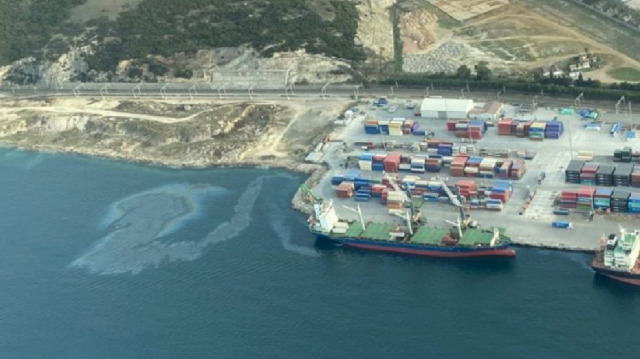Gemi etrafında önlem alan Türkiye Çevre Ajansı ekipleri, denizde temizlik çalışması başlattı.