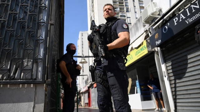 Des policiers français assurant la garde dans le quartier de Pissevin à Nîmes, en France, le 22 août 2023, après la mort d'un enfant de 10 ans lors d'une fusillade. Crédit photo: NICOLAS TUCAT / AFP
