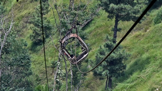 Le téléphérique en panne au-dessus d'une vallée pakistanaise. Crédit photo: FAROOQ NAEEM / AFP