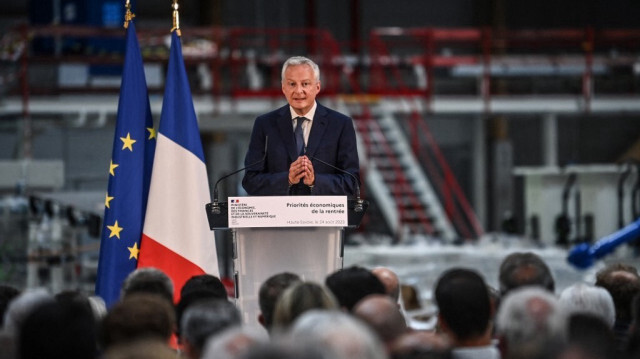 Le ministre français de l'Économie et des Finances, Bruno Le Maire prononçant un discours dans la nouvelle usine de l'entreprise française Groupe Fournier, en France, le 24 août 2023. Crédit photo: OLIVIER CHASSIGNOLE / AFP
