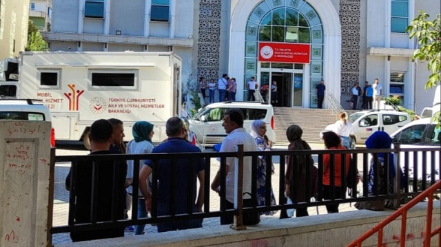 Des citoyens sont descendus dans la rue en raison du tremblement de terre dans le district de Yeşilyurt à Malatya en Türkiye. Crédit photo: AA