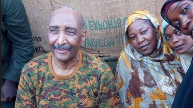 Le chef de l'armée soudanaise, le général Abdel Fattah al-Burhan posant pour une photo avec des civils à Khartoum. Crédit photo: Armée soudanaise / AFP